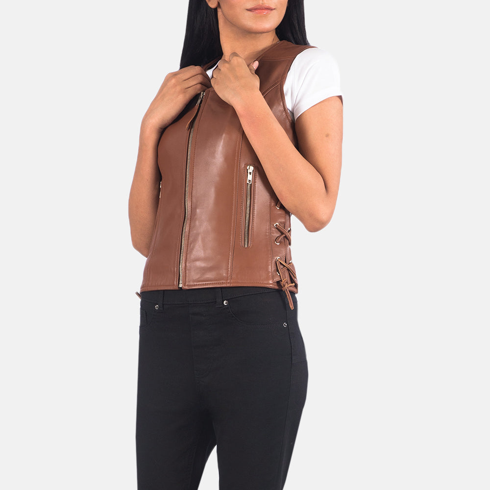 Detalle de cerca of V-neck &amp; Zipper Hardware on Women's Vanda Marrón Leather Biker Vest para Mujer