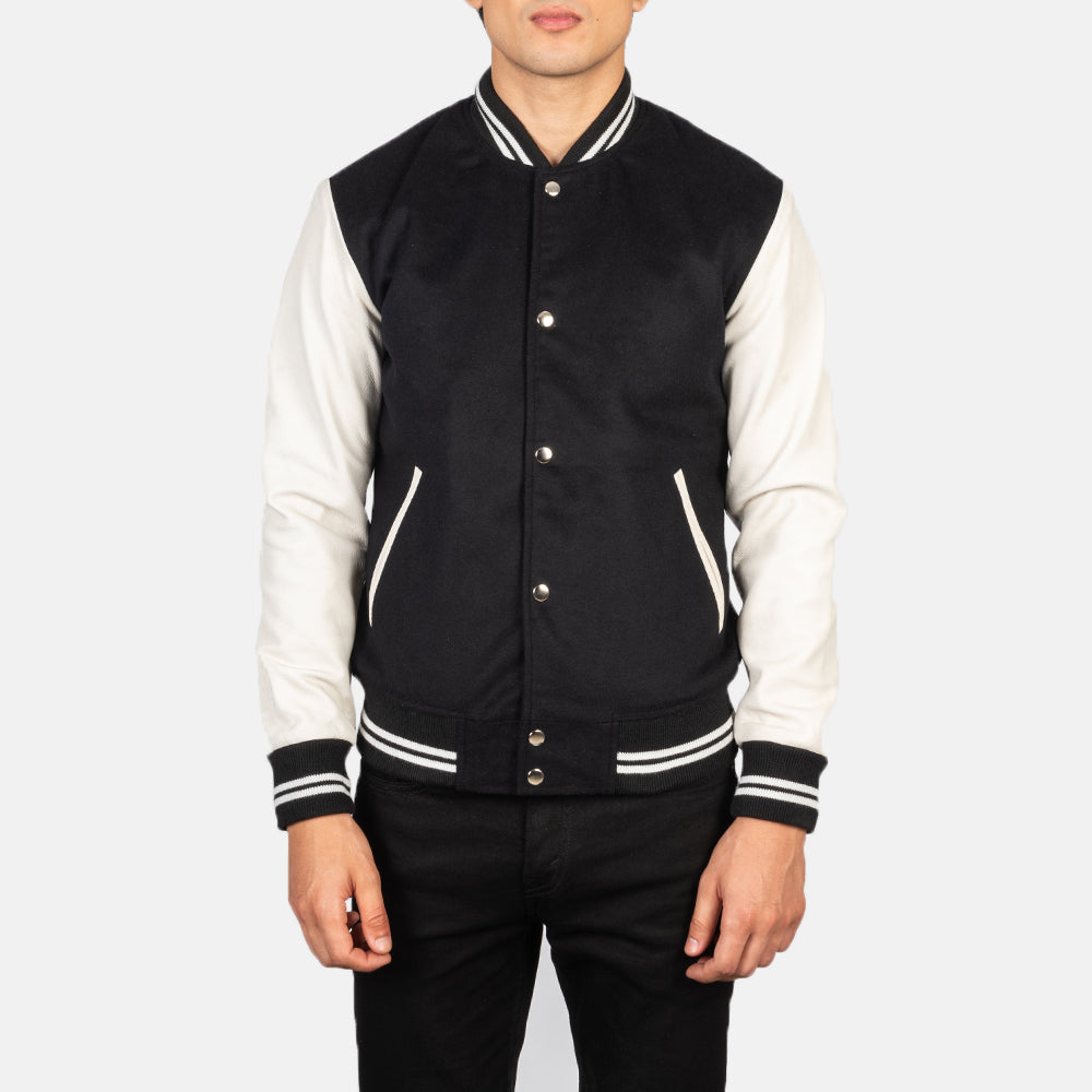 Detalle de cerca of Varsity &amp; Snap Buttons Hardware on Men's Vaxton Negro &amp; Blanco Hybrid Varsity Chaqueta de Cuero para Hombre
