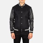 Detalle de cerca of Varsity &amp; Snap Buttons Hardware on Men's Vaxton Negro Striped Hybrid Varsity Chaqueta de Cuero para Hombre