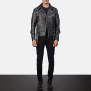 Men's Vincent Black Leather Biker Jacket - Vista de perfil lateral con corte ergonómico de manga