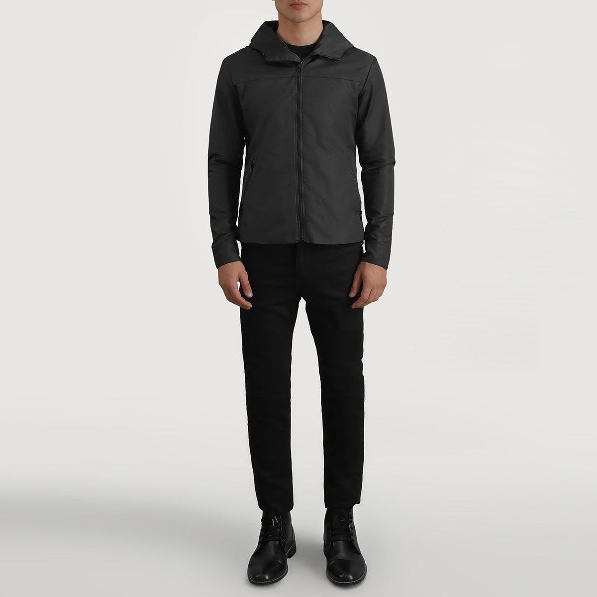 
Wesley Negro Hooded Windbreaker Chaqueta de Cuero para Hombre - Vista lateral mostrando el corte ergonómico de mangas
