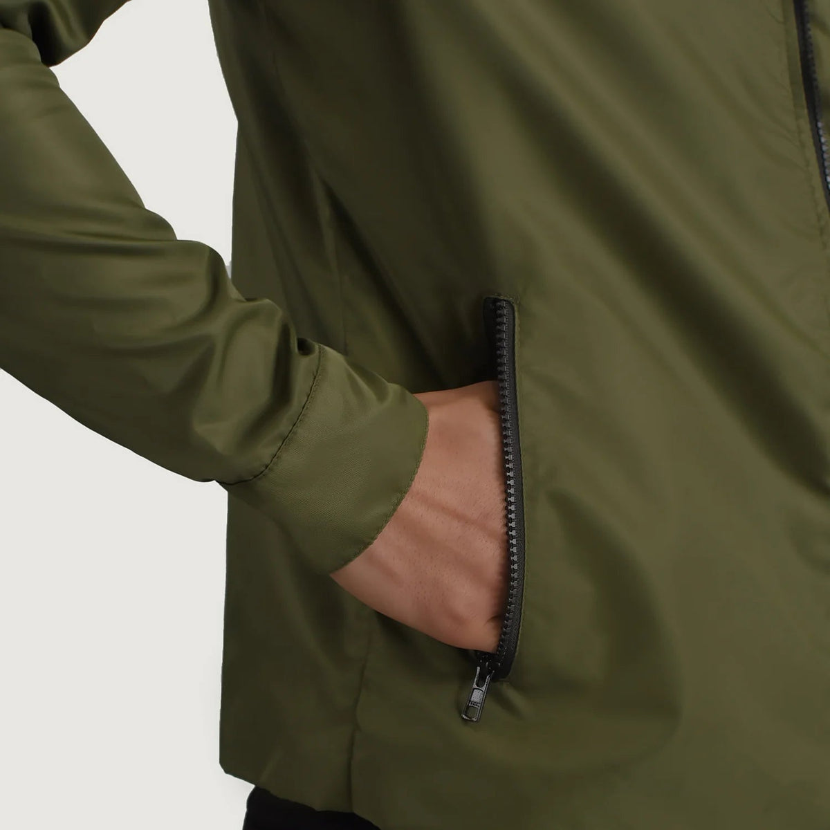 
Vista interior Showing Quilted Viscose Lining & Dos bolsillos interiores de utilidad