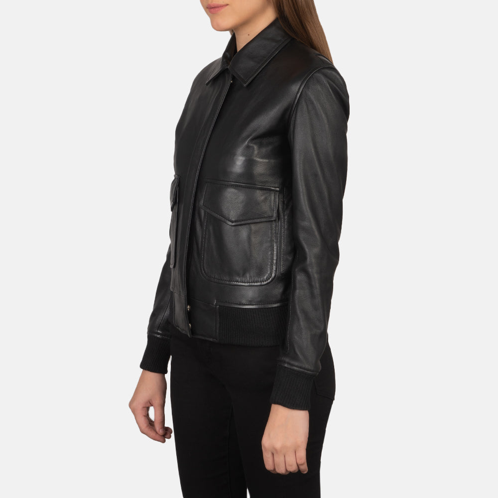 
Black Sheepskin Leather Bomber Jacket - Vista posterior con hombros definidos y bajo impecable