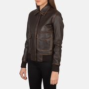 
Perspectiva del modelo vistiendo Westa A-2 Black Leather Bomber Jacket en modelo con caída natural bajo luz de día