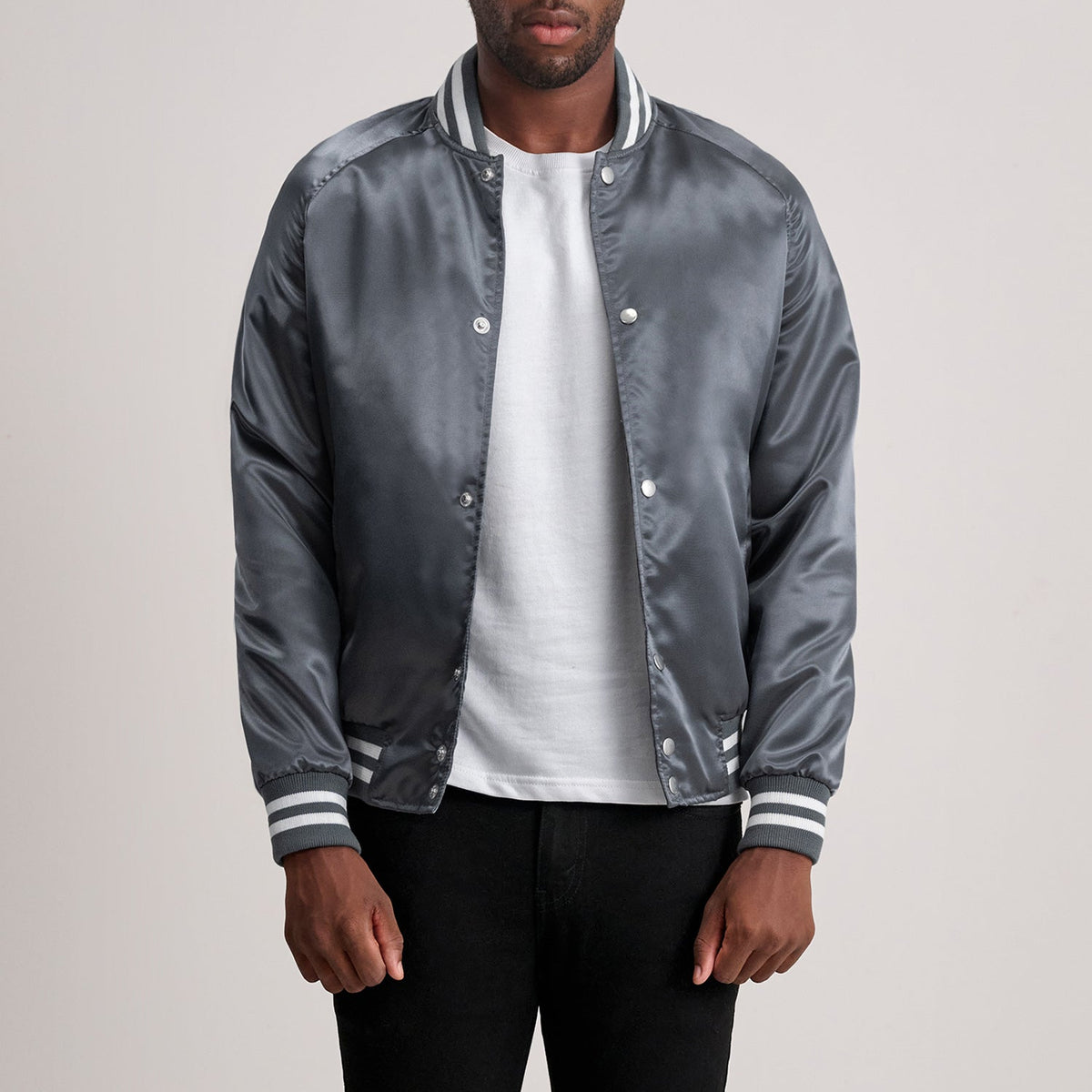 Xander Gris Varsity Chaqueta de Cuero para Hombre - Vista de perfil lateral con corte ergonómico de manga