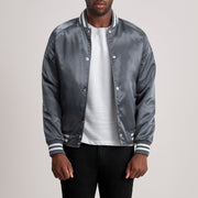 Xander Gris Varsity Chaqueta de Cuero para Hombre - Vista de perfil lateral con corte ergonómico de manga