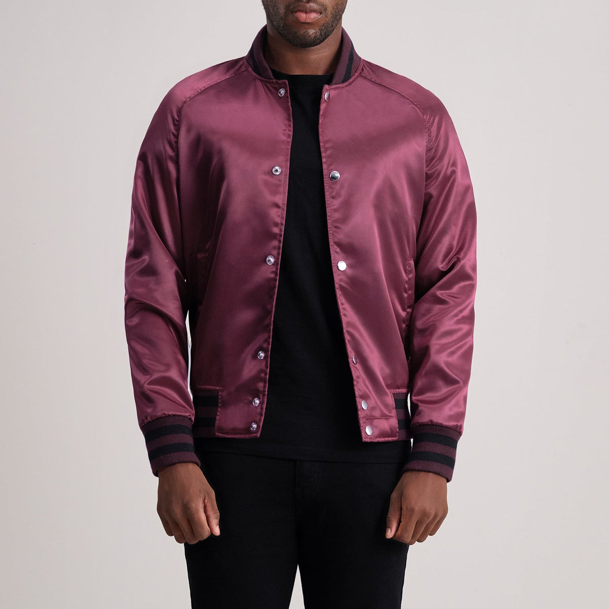 Xander Granate Varsity Chaqueta de Cuero para Hombre - Vista de perfil lateral con corte ergonómico de manga