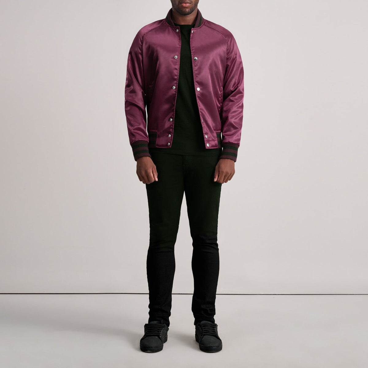 Detalle de cerca of Varsity &amp; Button Hardware on Xander Granate Varsity Chaqueta de Cuero para Hombre