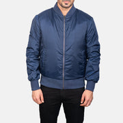 Detalle de cerca of Varsity &amp; Zipper Hardware on Men's Zack Azul Cazadora Bomber de Cuero para Hombre