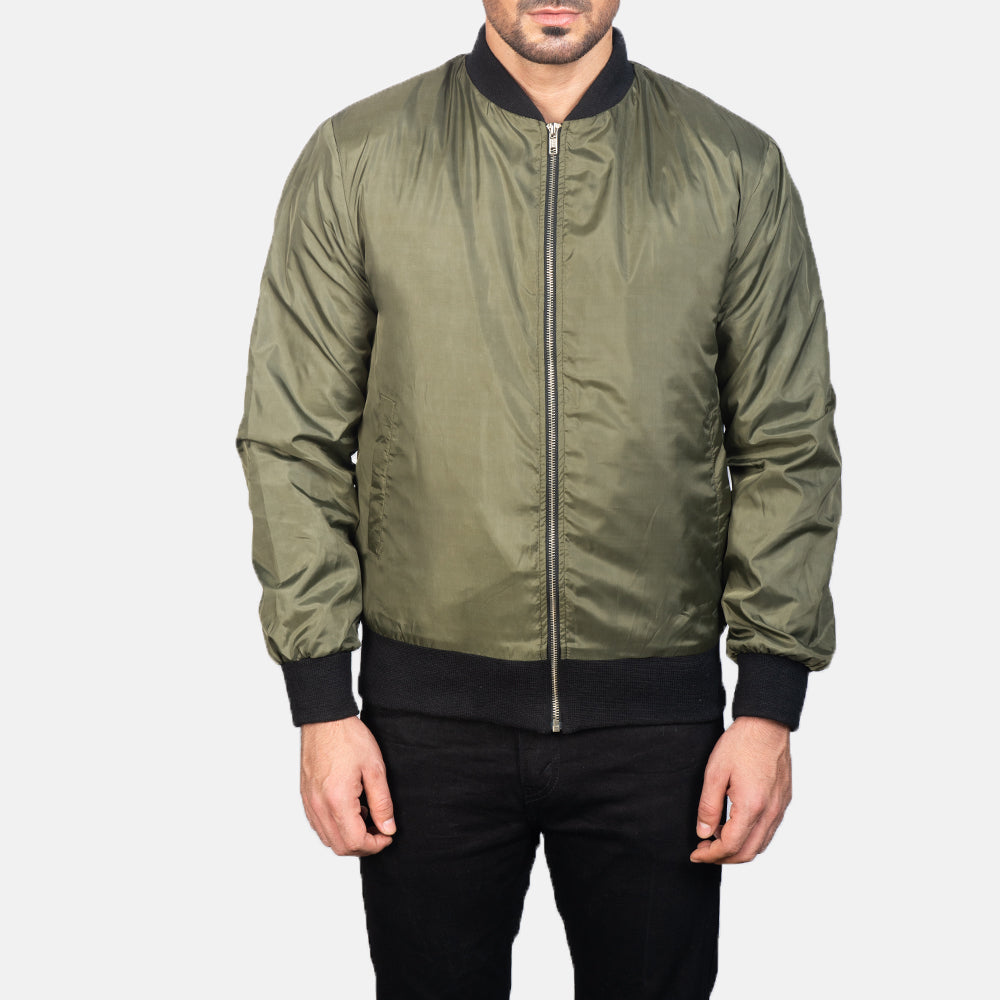 Detalle de cerca of Varsity &amp; Zipper Hardware on Men's Zack Verde Cazadora Bomber de Cuero para Hombre