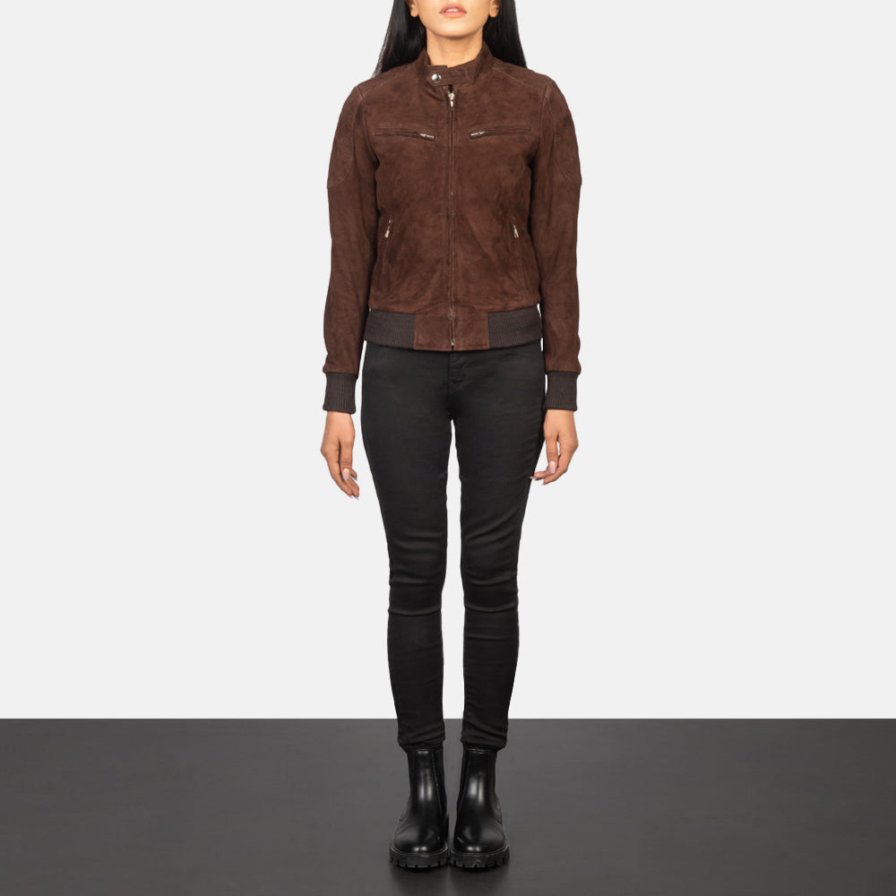 
Zenna Mocha Suede Bomber Jacket - Vista lateral mostrando el corte ergonómico de mangas