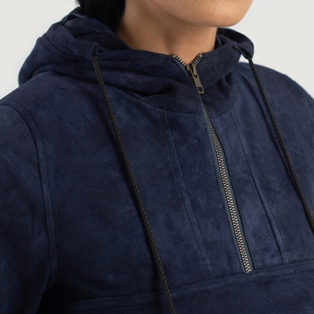 
Vista de detalle of Classic Collar & Heavy-Duty Zipper Hardware on Zest Blue Hooded Suede Pullover Jacket