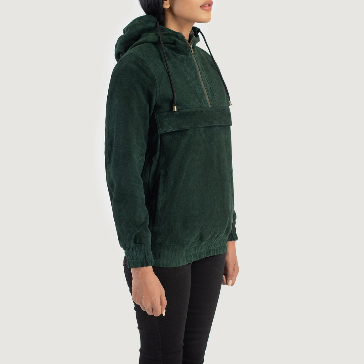 
Perspectiva del modelo vistiendo Zest Blue Hooded Suede Pullover Jacket en modelo con caída natural bajo luz de día